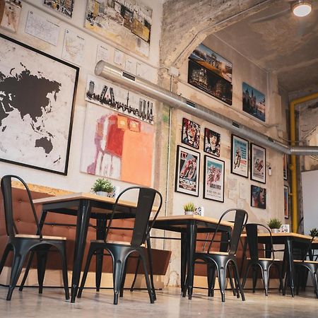 Gallery Hostel Madrid Residencia Екстериор снимка