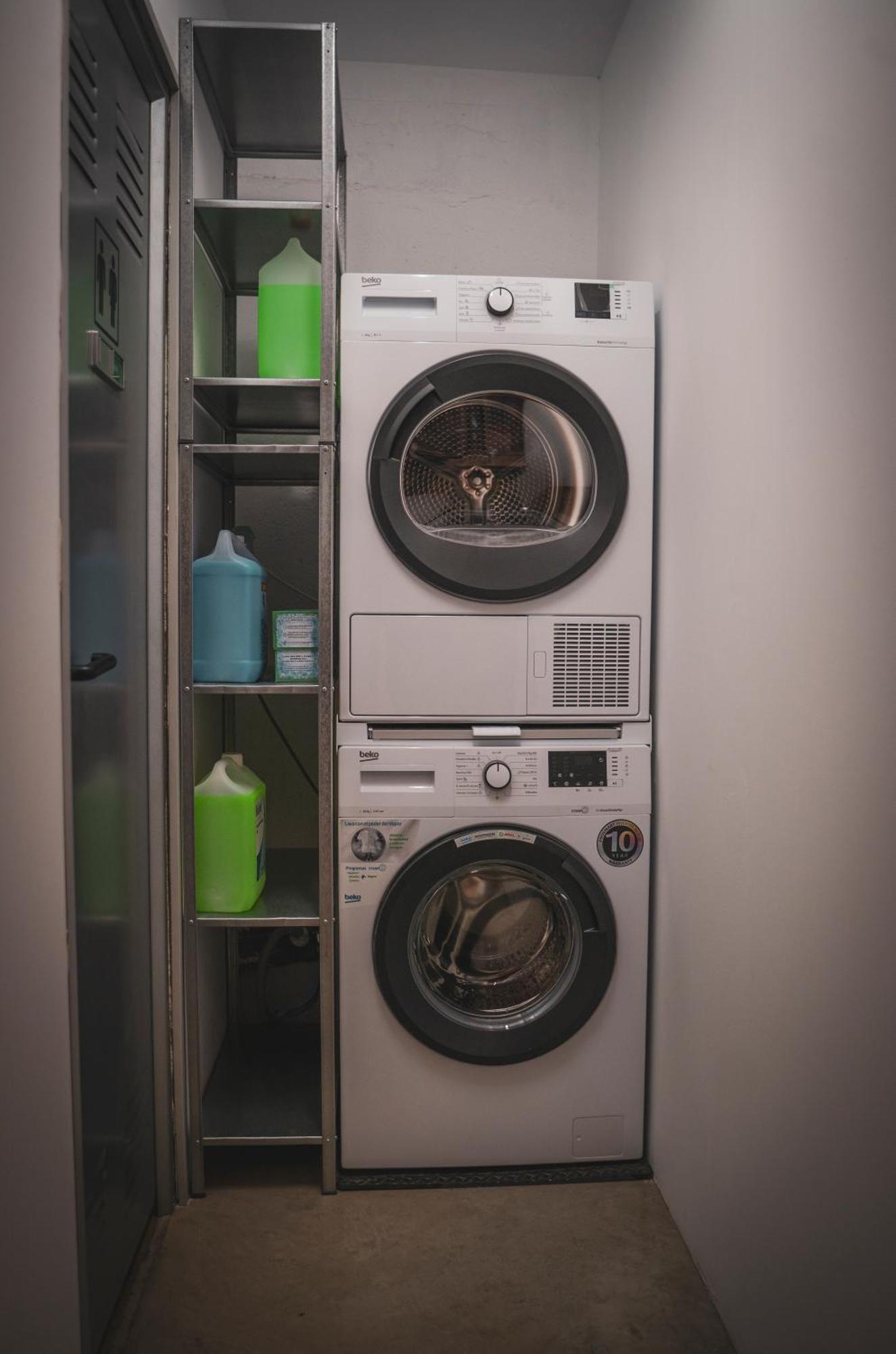 Gallery Hostel Madrid Residencia Екстериор снимка